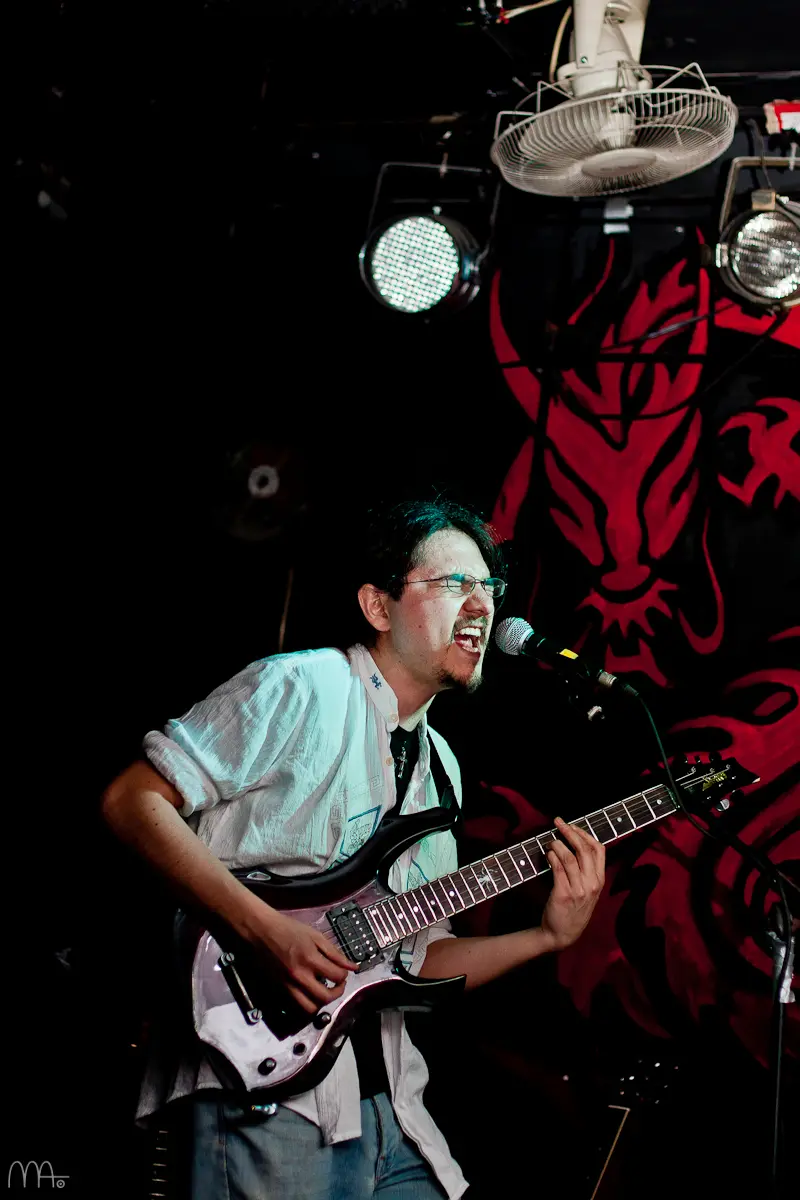 Picasso Smiling guitarist performing live